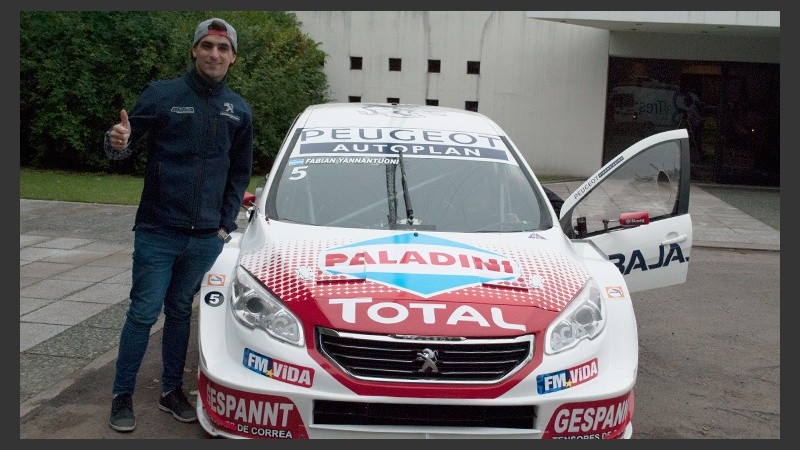Uno de los autos en los jardines de Televisión Litoral. 