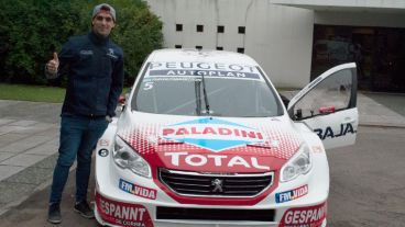 Uno de los autos en los jardines de Televisión Litoral.