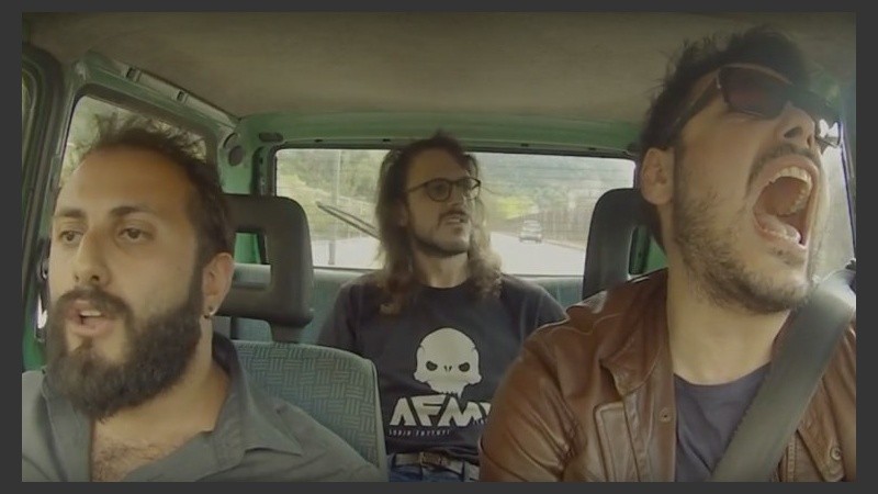 Los tres tanos se pasan en el video. 