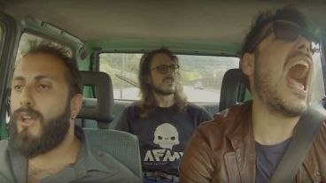 Los tres tanos se pasan en el video.