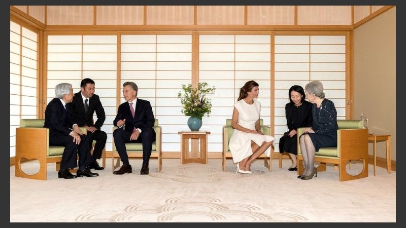 Macri y Awada recibidos por el emperador japonés y su esposa. 