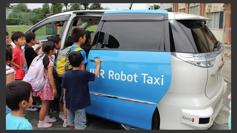 Un modelo de taxi robótico en exhibición.