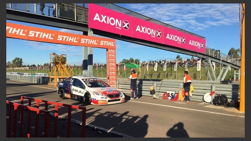 La mañana de sol acercó público al autódromo rosarino.