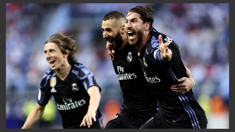 Benzema (centro) celebra su gol con Sergio Ramos y Modric.