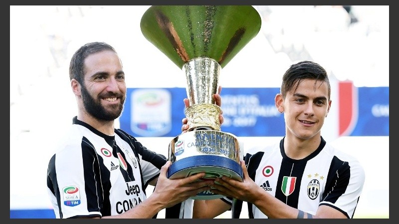 Dos de selección. Higuaín y Dybala con el trofeo.