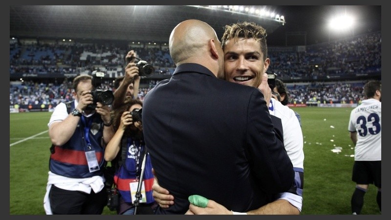 El estratega y su mejor ejecutor. Zidane besa a Ronaldo, figura del campeón.