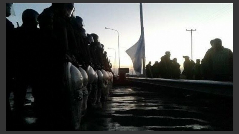 Los gendarmes avanzaron sobre los trabajadores.