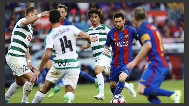 A Leo le atajaron un penal, luego marcó otro y cerró con un tanto espectacular.