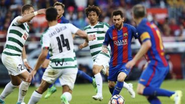 A Leo le atajaron un penal, luego marcó otro y cerró con un tanto espectacular.