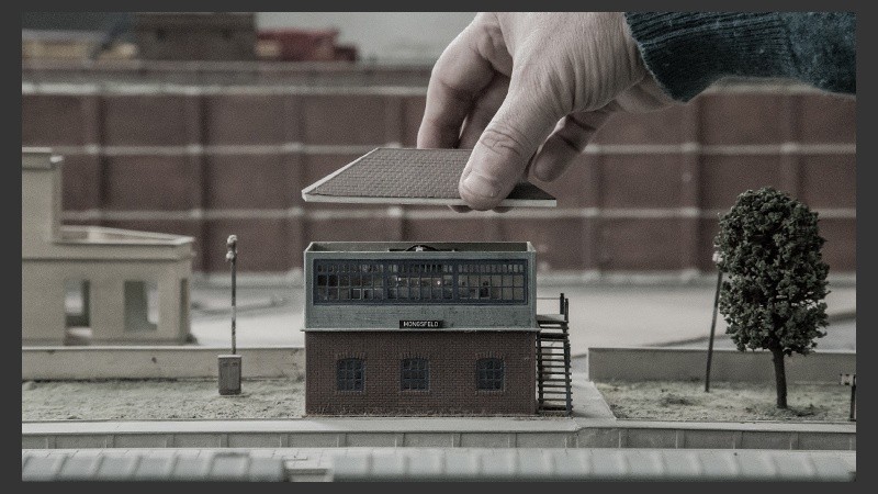 Un maquetista que pertenece a la Asociación Amigos del Riel se ocupó de darle vida a las mesas. (Alan Monzón/Rosario3.com)