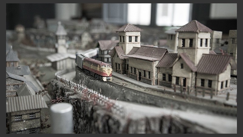 Un diminuto mundo donde el tren pasa a tiempo. (Alan Monzón/Rosario3.com)