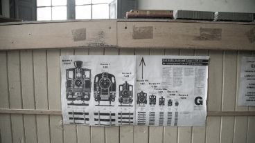 Las escalas del ferromodelismo vista en un cartel pegado en el lateral de una de las mesas. (Alan Monzón/Rosario3.com)