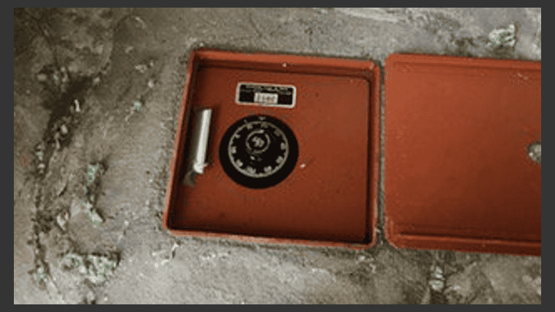 Hallaron una caja fuerte en una casa que se inundó.