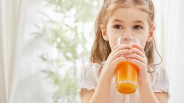 Según expertos, el jugo debería ser una parte muy limitada de la dieta de los niños.
