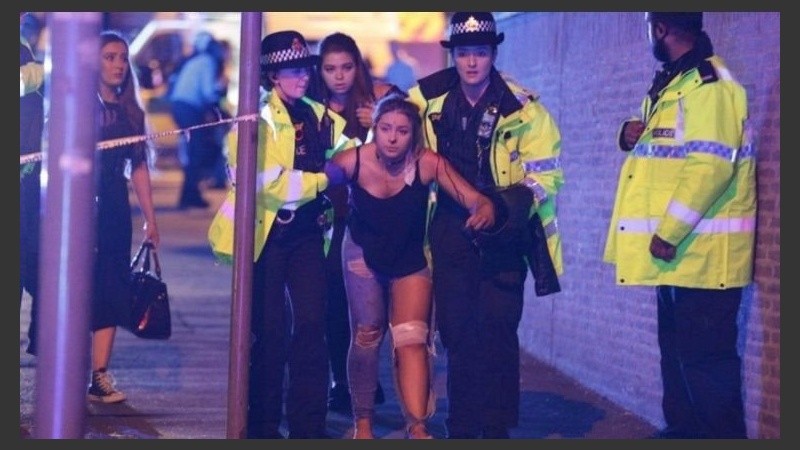 Algunos heridos eran trasladados fuera del estadio.