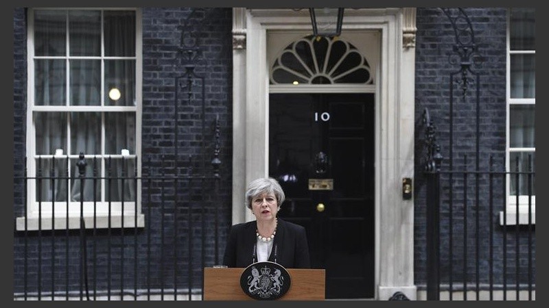 Antes de viajar a Manchester, Theresa May se dirigió a los medios en Londres. 