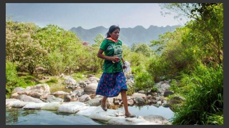 Una representante de la tribu tarahumara ganó una carrera. 