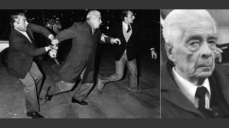 En la histórica imagen captada por el fotógrafo Enrique Rosito, Menéndez se abalanza puñal en mano contra manifestantes, en 1984, en la puerta de Canal 13.