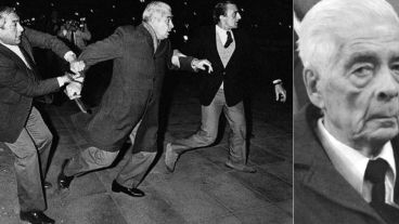 En la histórica imagen captada por el fotógrafo Enrique Rosito, Menéndez se abalanza puñal en mano contra manifestantes, en 1984, en la puerta de Canal 13.