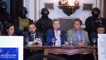 Gerardo Milman, funcionario nacional, presente en la conferencia de prensa.