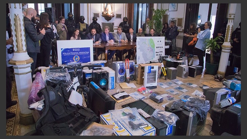 El despliegue de lo secuestrado en los allanamientos.