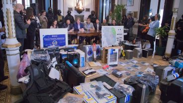 El despliegue de lo secuestrado en los allanamientos.