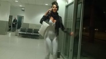 Vicky en el aeropuerto de Rosario, después del vuelo del escándalo.