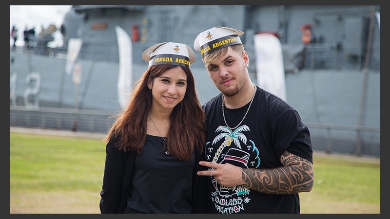 Dos jóvenes posan con los souvenirs que les entregaron durante la visita guiada.