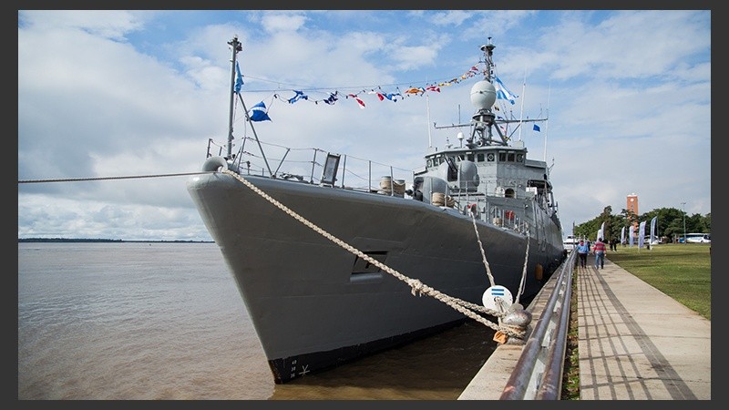 El impresionante barco de la Armada en aguas del río Paraná frente al Monumento.