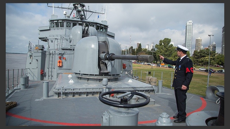 Uno de los cañones principales del buque que puede disparar 89 veces en un minuto.