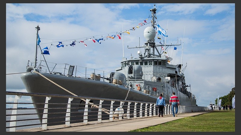 El buque Rosales llegó a la costa rosarina.