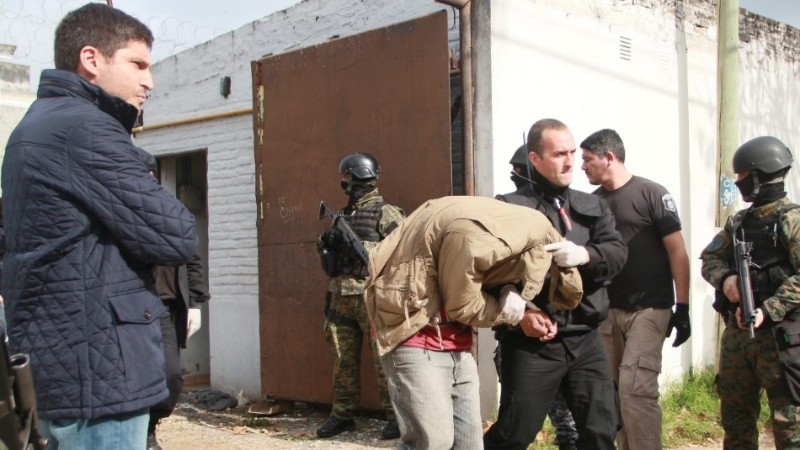 El ministro Pullaro supervisó el traslado en la comisaría 15ª.