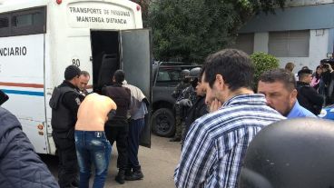 El ministro Pullaro supervisó el traslado en la comisaría 15ª.