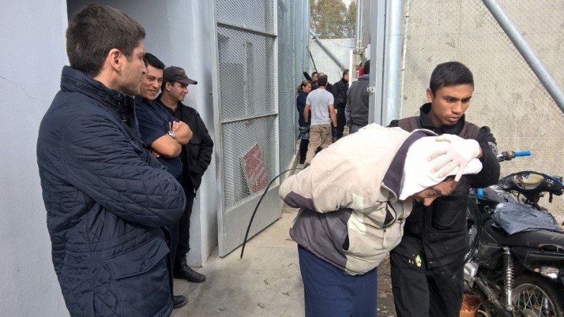 El ministro Pullaro supervisó el traslado en la comisaría 15ª.