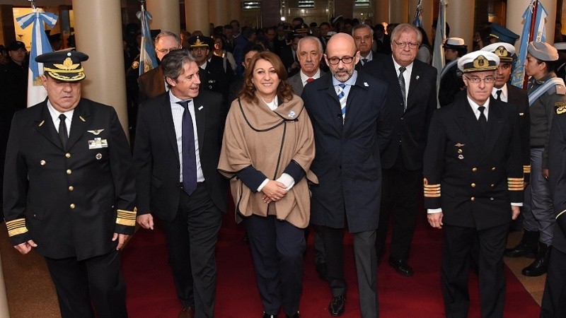 Fein presidió el acto en la Sala de las Banderas del Monumento.
