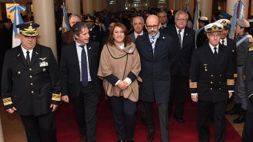 Fein presidió el acto en la Sala de las Banderas del Monumento.