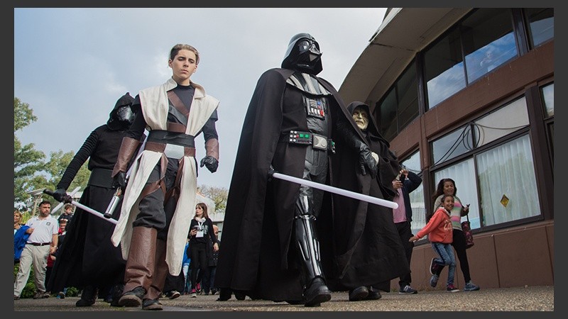 Grandes y chicos disfrutaron junto a los personajes de Star Wars en el Planetario.