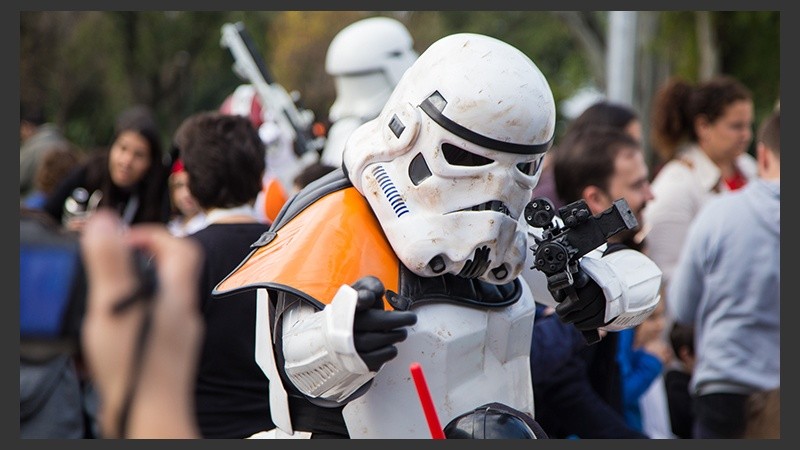 Grandes y chicos disfrutaron junto a los personajes de Star Wars en el Planetario.