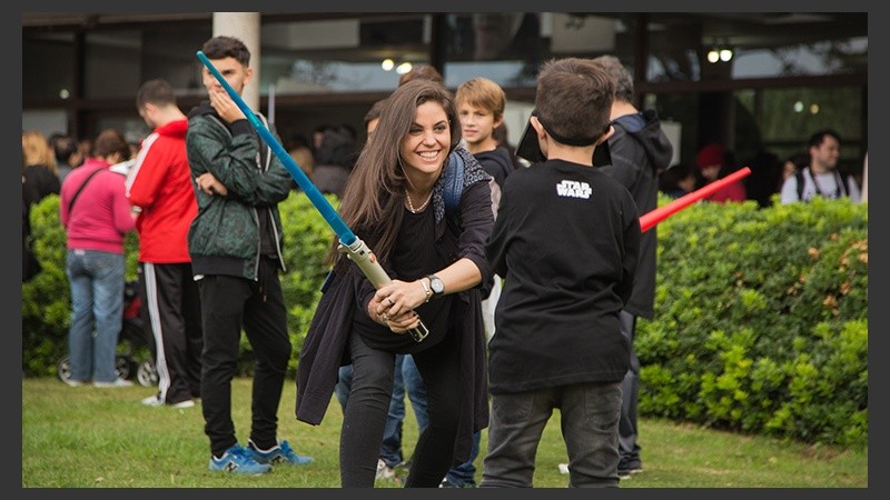 Grandes y chicos disfrutaron junto a los personajes de Star Wars en el Planetario.