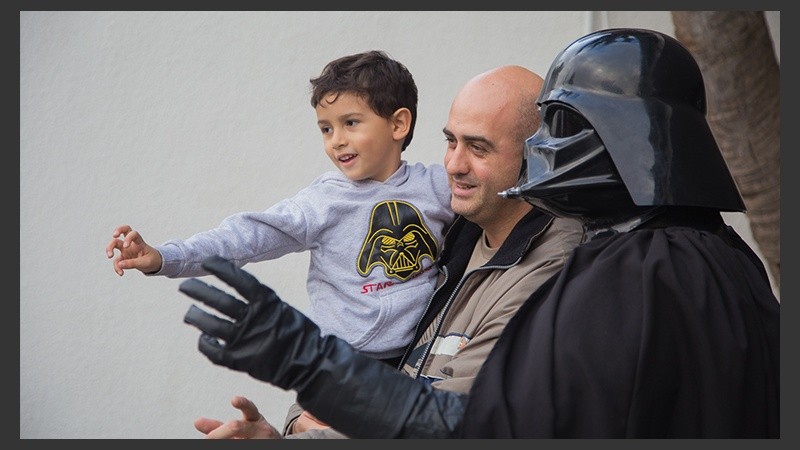 Grandes y chicos disfrutaron junto a los personajes de Star Wars en el Planetario.
