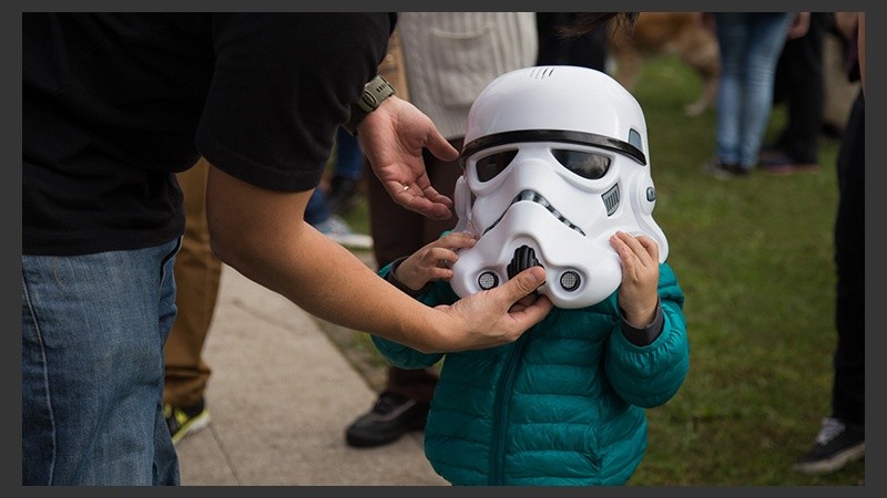 Grandes y chicos disfrutaron junto a los personajes de Star Wars en el Planetario.