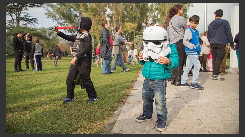 Grandes y chicos disfrutaron junto a los personajes de Star Wars en el Planetario.