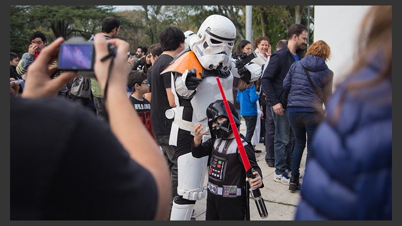 Grandes y chicos disfrutaron junto a los personajes de Star Wars en el Planetario.