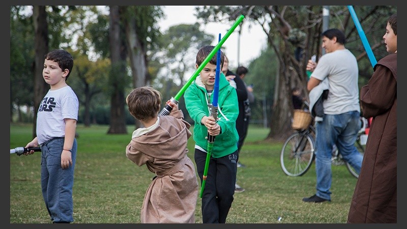Grandes y chicos disfrutaron junto a los personajes de Star Wars en el Planetario.
