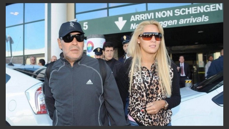 Diego Maradona suma un nuevo escándalo con su novia.