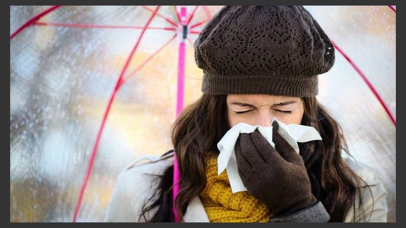 La mayoría de los contagios se producen al inhalar el virus, intercambiar saliva o a través del contacto de la boca o nariz con objetos contaminados.