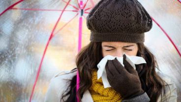 La mayoría de los contagios se producen al inhalar el virus, intercambiar saliva o a través del contacto de la boca o nariz con objetos contaminados.