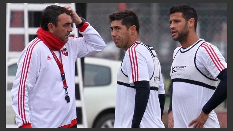 Osella, junto a los zagueros centrales.