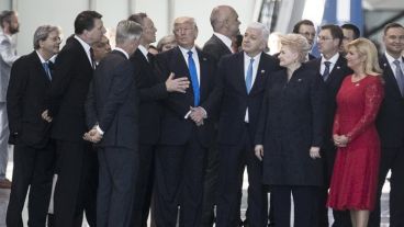 Después de un par de empujones, Donald quedó primero en la foto.