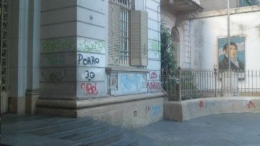 La escalera y la pintada, los ejes de la curiosa iniciativa.